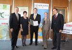 WKO-Direktor Thomas Spann, Petra Brandweiner-Schrott, WKO, Daniel Nauschnegg, Andrea Hödl, Donau-Universität Krems und LH Voves bei der Verleihung der Diplome (v. l.)