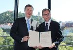 Der steirische Landesrat Christian Buchmann und der Vizegouverneur der Oblast Kirovograd, Andrii Nikolaienko bei der Unterzeichnung des Partnerschaftsabkommens in der "Needle" des Grazer Kunsthauses.