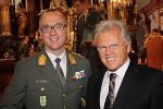 Militärkommandant Heinz Zöllner mit Prof. Franz Cibulka, v.l.
