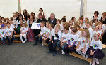 Sandra Stephanek (Kindergartenleiterin), Astrid Kindler (Kindergartenleiterin), Bgm. Karl Mathä und LH-Stv. Hermann Schützenhöfer (Bildmitte v.l.) mit Kindergartenkindern bei der Eröffnung