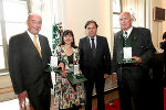 Michael Tomec, Edith Draxl, LH Voves und Helfried Grandl bei der feierlichen Auszeichnung in der Alten Universität (v. l.) ©      