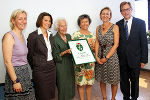 Kristina Edlinger-Ploder, Tatjana Prattes, Auguste Schediwy, Eva-Maria Biffl (Enkeltochter der Firmengründerin), Gertraud Hausegger-Grill, LR Christian Buchmann (v. l.) © Fotos: Landespressedienst/Schüttbacher; bei Quellenangabe honorarfrei