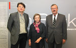 Heinz Kranzelbinder (l.), Barbara Schaukal und Josef Riegler zeichnen für die aktuelle Ausstellung im Landesarchiv verantwortlich. © Foto: Landespressedienst/Schüttbacher; bei Quellenangabe honorarfrei