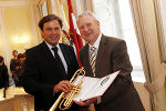 Trompeter-Legende Toni Maier bedankte sich bei LH Franz Voves mit der Landeshymne. © Foto: Frankl; bei Quellenangabe honorarfrei