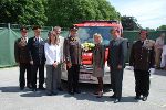 LH Franz Voves (2.v.r.), LR Kristina Edlinger-Ploder (3.v.r.), ABI Ernst Ulz (4.v.r.) mit weiteren Festgästen vor dem neuen Mehrzweckfahrzeug