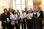 Die Lebensretter von Deutschlandsberg: Yvonne Rasinger, Kurt Moser, Nadja Lorenz und Claudia Barmüller (vorne - v.l.), Rene Riedl, Manfred Reiterer, Helmut Neubauer, LH Voves, Christian Kleinschek und Georg Breisach (hinten - v.l.)