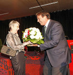 LH  Voves überreicht Barbara Frischmuth einen Blumenstrauss des Bundespräsidenten Heinz Fischer