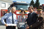 Otto Meisenberger, Stadträtin Sonja Grabner, LH Franz Voves und Albert Kern (v. l.) bei der Übergabe der neuen Feuerwehrfahrzeuge