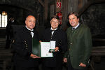 Betriebsratsvorsitzender Josef Gritz, Josef Mülner und LH Franz Voves mit dem Großen Ehrenzeichen des Landes (v. l.) © Armin Russold/Land Steiermark; bei Quellenangabe honorarfrei