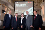 Stadtrat Gerhard Rüsch, TU-Rektor Hans Sünkel, Angie Bukley und Michael Simpson von der ISU und LH Voves (v. l.) bei der festlichen Eröffnung der Weltraum-Sommeruni in der Aula der Alten Universität.