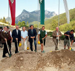 Beim gemeinsamen Spatenstich: Pater Koloman Viertler, Martin Streit und Gerhard Baumann von der WLV, LH Franz Voves, Bgm. Siegfried Gallhofer, Johannes Leitner (BH Leoben) und Walter Goldgruber von der WLV (v. l.).