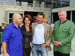 LH-Stv. Hermann Schützenhöfer mit prominenten Ehrengästen bei der Gleichenfeier auf der Loisium-Baustelle: Reinhard Jesionek, Maya Hakvoort (Musicalstar aus "Elisabeth"), Fiffi Pissecker und LH-Stv. Schützenhöfer (v.l.) © Loisium; bei Quellenangabe honorarfrei