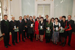 Gruppenfoto von geehrten ehemaligen Landtagsabgeordneten gemeinsam mit LH Voves und LH-Stv. Schützenhöfer