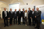 Die steirischen Regierungsmitglieder mit AMS-Chef Snobe und Vertretern der steirischen Sozialpartner sowie des Bundessozialamtes