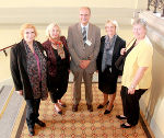 Silvana Rabitsch (Stadt Graz), Angela Grandl (Verbindungsstelle Wien), Josef Ebner und Sabine Schulze-Bauer (Gleichbehandlungsbüro Stmk.) sowie Christine Rosenbach aus Niederösterreich beim zwölften Treffen der Gleichbehandlungsbeauftragten in Graz (v.l.)