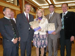 Walter Brunner, Josef Riegler, LR. Elisabeth Grossmann, Hannes Peißl und Gemeindebund-Präsident Erwin Dirnberger bei der Präsentation der Bezirkschronik (v.l.)