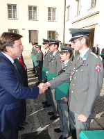 LH Franz Voves begrüßte die neuen Offiziere und Unteroffiziere im Burghof. © Foto: Militärkommando Steiemark; bei Quellenangabe honorarfrei
