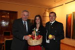 LH-Vize Hermann Schützenhöfer, Apfelprinzessin Elisabeth und der Obmann der steirischen Erwerbsobstbauern Lorenz Spielhofer (v.l.) ©      