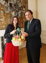 Elisabeth Ertl überbreichte LH Franz Voves einen Korb steirischer Äpfel