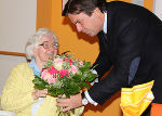 LH Franz Voves überreichte an die Jubilarin einen Blumengruß zum 100. Geburtstag. ©      