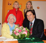 LH Franz Voves gratulierte gemeinsam mit Claudia Löcker und Monika Heinisch (v.r.) der Jubilarin Leopoldine Geriewitsch.