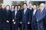 Die Vorstände und Mitarbeiter der WIST mit LH Franz Voves vor dem neuen Heim. Am Bild: Helmut Seel, Claudia Egger, Bernhard Just, Doris Peitler, Sonja Rupp, LH Voves, Bezirkshauptmann Helmut-Theobald Müller, Alexander Daum und Kurt Weber (v.l.)