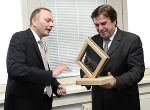 Internorm-Vorstand Christian Klinger überreicht LH Franz Voves ein Miniatur-Holz-Alu-Fenster zu Erinnerung an den Betriebsbesuch.