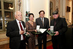 Bernhard Pelzl, Linda Leeb, LH Franz Voves und Sigi Feigl bei der Verleihung des Großen Ehrenzeichens in der Aula der Alten Universität © Foto: Frankl; bei Quellenangabe honorarfrei