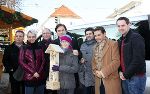 Gemeinderat Andreas Martiner, Vizebürgermeisterin von Graz Lisa Rücker, Stadtrat Detlev Eisel-Eiselsberg, LH Franz Voves, Hubert Neuper, NAgb Gerald Grosz und Klubobmann der FP Graz Armin Sippel mit der jungen Spenderin, die das Insektenhaus beim Benefizadventmarkt Andritz ersteigerte