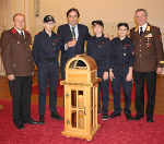 Die Feuerwehrjugend Übelbach überreichte an LH Franz Voves das ORF-Friedenslicht in der Grazer Burg.