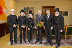 Landesinnungsmeister Merlini (2.v.r.) und LH-Vize Schützenhöfer beim Besuch der Glücksboten