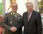 Militärkommandant Zöllner mit LH-Stv. Schützenhöfer beim Neujahrsempfang 2012 in der Gablenzkaserne
