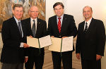 Helmut Fallada, Reinhard Kraxner, LH Franz Voves und Alexander Wolf (v. l.) bei der Vertragsunterzeichnung in der Grazer Burg