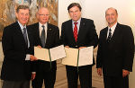 Helmut Fallada, Reinhard Kraxner, LH Franz Voves und Alexander Wolf (v. l.) bei der Vertragsunterzeichnung in der Grazer Burg © Foto: Landespressedienst/Schüttbacher; bei Quellenangabe honorarfrei