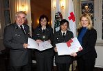 Auch zwei Damen absolvierten die Ausbildung: Rot-Kreuz-Präsident Gerald Schöpfer mit Waltraud Schneider und Tamara Seebach sowie Landesrätin Elisabeth Grossmann (v. l.) © Foto: Helge O. Sommer; bei Quellenangabe honorarfrei