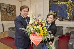 Die Blumenkönigin Lisa I. überreichte LH Franz Voves einen prächtigen Blumenstrauß als Valentinsgruß.  © Foto Fischer; bei Quellenangabe honorarfrei