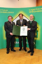 Lagerhaus-Obmann Karl Schuster, Landeshauptmann Franz Voves und Geschäftsführer Andreas Purkarthofer (v. l.) mit dem Landeswappen © Foto: Lagerhaus Wechselgau; bei Quellenangabe honorarfrei