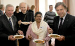 LH-Vize Hermann Schützenhöfer, Diözesanbischof Egon Kapellari, Schwester Jessy Jacob und LH Franz Voves (v. l.) verkosteten die Fastensuppe. © Foto: Landespressedienst/Leiß; bei Quellenangabe honorarfrei