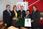 LR Buchmann, GF Gottfried und Heidi Halwachs, Gesellschafterin Hermine Grabner und LH Voves (v.l.) ©      