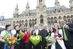 LH Franz Voves, BM Beatrix Karl, 1. Landtagspräsident Harry Kopietz (i.V. für Bgm. Häupl) LH-Vize Hermann Schützenhöfer sowie Georg Bliem von Steiermark Tourismus mit der Blumenkönigin Lisa sowie den Narzissenhoheiten Claudia, Christina und Gundula 