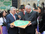 Bundespräsident Heinz Fischer (2.v.l.) mit LH-Vize Hermann Schützenhöfer (2.v.r.), dem Moderator Markus Schenkeli und den Narzissenhoheiten Christina und Claudia bei der Überreichung der Torte.