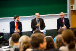 LH Franz Voves, Moderator Klaus Poier und LH-Vize Hermann Schützenhöfer (v.l.) bei der Diskussion in der KF Uni Graz