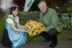 Blumenkönigin Lisa I. und LH-Vize Schützenhöfer vor einem Blumenherz