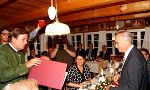 LH Voves übergibt im Namen der Landeshauptleute die Urkunde und das Geschenk an den Vorarlberger Ex-Landeshauptmann Herbert Sausgruber © Foto: Land Steiermark/Frankl