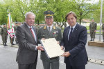 LH-Vize Hermann Schützenhöfer, Brigadier Heinz Zöllner und LH Franz Voves (v.l.) mit der Partnerschaftsurkunde