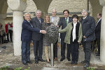 Bundesratspräsident Hammerl, LH-Vize Schützenhöfer, BM Karl, Stadtrat Rüsch, LH Voves und das Künstlerpaar Knoll (v.l.) vor der Stadtkern-Skulptur im Burghof ©      