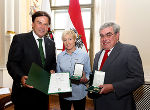 LH Franz Voves, Daniela Iraschko und Helmut Nickl (v. l.) bei der Verleihung der Goldenen Ehrenzeichen