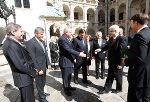 EU-Kommissar Hahn, Vizekanzler Spindelegger, LH Vize Schützenhöfer, LH Voves und BR-Präsident Hammerl begrüßen Präsident Josipović (v. l.) im Grazer Landhaushof.