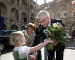 Für Ehrengast Präsident Josipović gab es Blumen.