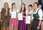 Landesrätin Elisabeth Grossmann, Preisträger Elisa Pilgram, Florian Hilberger und Michelle Bergner von der Neuen Mittelschule St. Lambrecht mit ihrer Lehrerin Maria Neuwirther (v. l.)